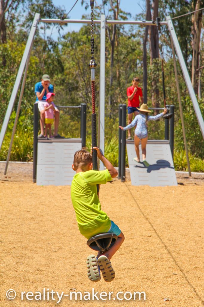 детская площадка в Австралии. Тарзанка